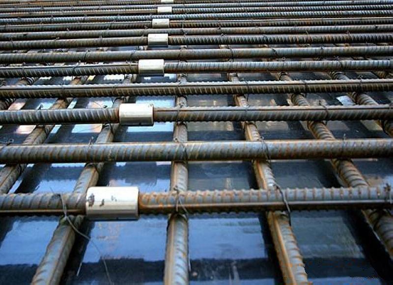 新郑为什么建楼房时，要在钢筋上加一排小圆环？原来作用这么大